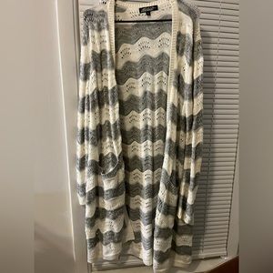 Gray/white cardigan with pockets